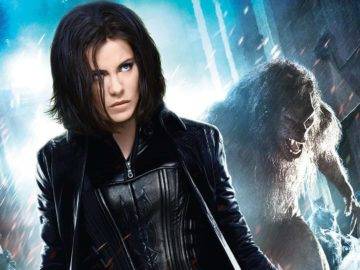 Top 10 SEXIEST Female Movie Monsters of All Time!
