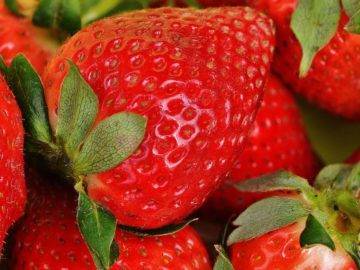 Why You NEED To Soak Strawberries In Salt Water (Remove Worms)